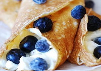 Фото к рецепту: Блины с творогом и черникой