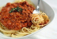 Фото к рецепту: Спагетти болоньезе с мясным фаршем