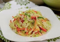 Фото к рецепту: Овощной салат с белокочанной капустой и перцем
