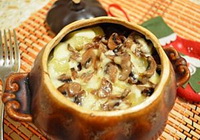 Фото к рецепту: Картофель с грибами в горшочках