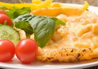 Фото к рецепту: Омлет с курицей и сыром