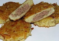 Фото к рецепту: Картофельные оладьи с мясом