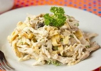 Фото к рецепту: Салат с омлетом и отварной куриной грудкой