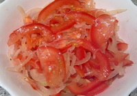 Фото к рецепту: Овощная закуска Шакароб с помидорами и луком-шалотом