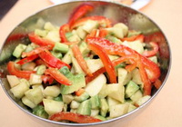 Фото к рецепту: Фруктовый простой салат из груш и перцев