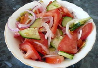 Фото к рецепту: Легкий простой салат с помидорами и огурцами
