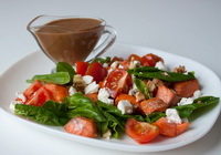 Фото к рецепту: Диетический салат  с томатами и фетой