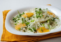 Фото к рецепту: Праздничный простой салат с зеленью