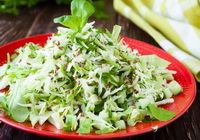Фото к рецепту: Диетический салат с капустой и зеленью