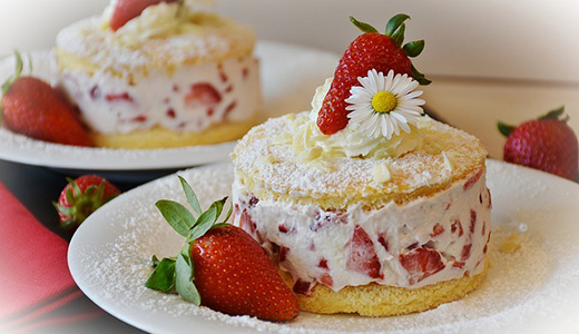 Клубничные пирожные со слвиками