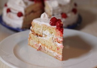 Фото к рецепту: Бисквитный торт с малиной