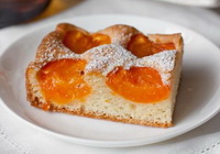 Фото к рецепту: Бисквитный пирог с абрикосами