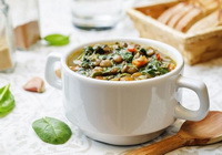 Фото к рецепту: Чечевичный суп со шпинатом в мультиварке