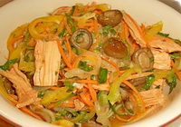 Фото к рецепту: Салат с китайской капустой и рисовой лапшой