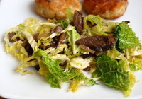 Фото к рецепту: Теплый салат с пекинской капустой и грибами
