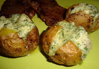 Фото к рецепту: Картофель в мундире с зеленью и соусом