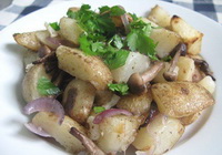 Фото к рецепту: Картофель с грибами и луком