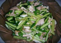Фото к рецепту: Салат с курицей и огурцом