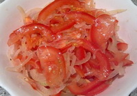 Фото к рецепту: Овощная закуска Шакароб с помидорами и луком-шалотом