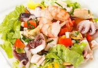 Фото к рецепту: Овощной салат с морским коктейлем
