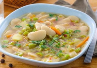 Фото к рецепту: Овощной суп из сельдерея и фасоли