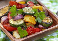 Фото к рецепту: Овощной салат на гриле с перцем и баклажанами