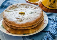 Фото к рецепту: Пирог со свекольной ботвой в мультиварке