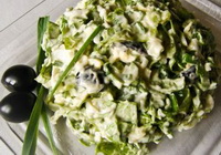 Фото к рецепту: Быстрый простой салат из зеленого чеснока