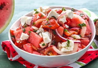 Фото к рецепту: Быстрый простой салат из арбуза и помидоров