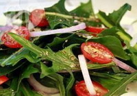 Фото к рецепту: Простой салат из листьев одуванчика