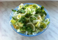 Фото к рецепту: Вкусный простой салат из лука-порея