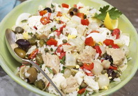 Фото к рецепту: Быстрый простой салат из консервированного тунца