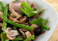 Фото к рецепту: Витаминный простой салат из спаржевой фасоли