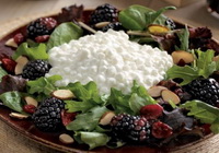 Фото к рецепту: Витаминный простой салат с ежевикой