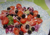 Фото к рецепту: Простой салат из маслин и помидоров