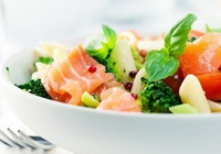 Фото к рецепту: Простой салат из красной рыбы