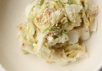Фото к рецепту: Теплый салат с капустой