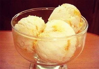 Фото к рецепту: Мороженое из творога с сиропом
