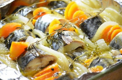 Рыба с луком и морковкой