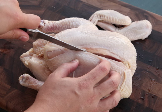 Разрезаем курицу