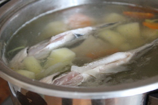 Кладем рыбу в суп