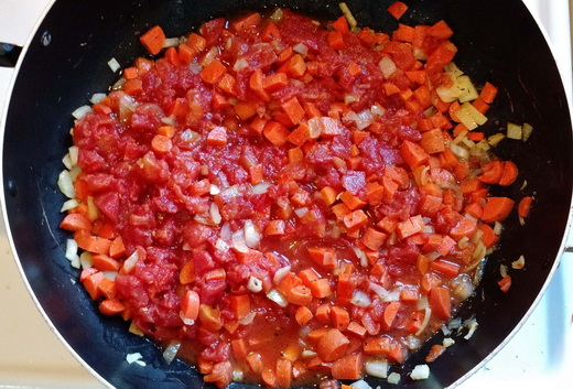 Вливаем томатную пасту к луку и морковке