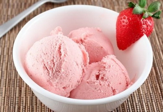 Клубничное мороженое с ванилью