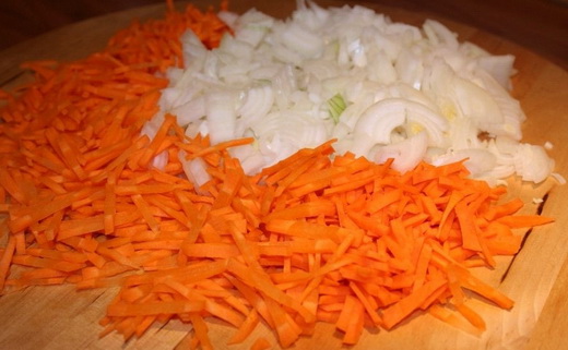 Готовим лук и морковку