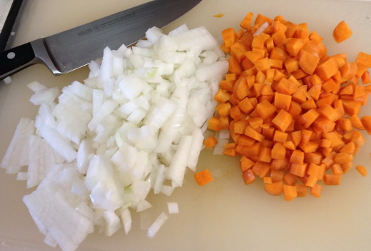 Подготавливаем лук и морковь