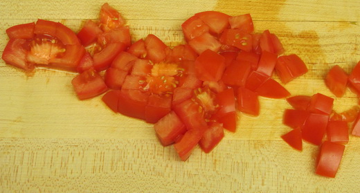 Режем томаты кубиками