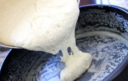 Тесто залитое в форму для приготовления шарлотки с апельсинами в духовке