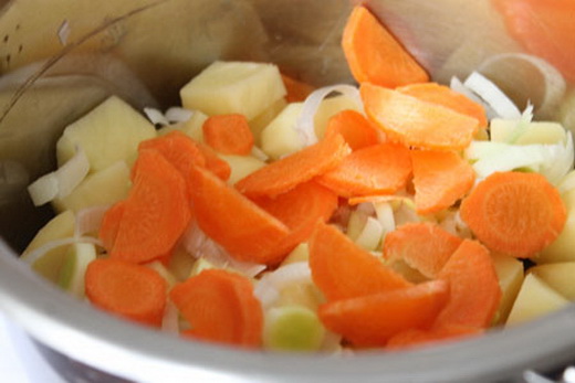 Складываем овощи в кастрюлю