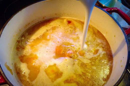 Вливаем сливки в суп пюре