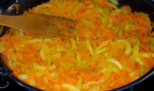 Пассеруем лук с морковкой